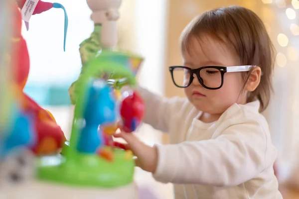 Niño jugando con sus juguetes — Foto de Stock