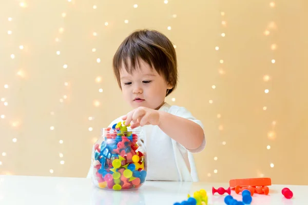 Tout-petit garçon jouer avec ses jouets — Photo