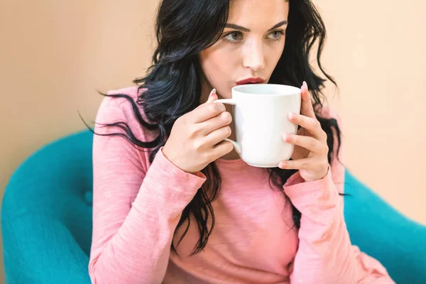 Jovem mulher bebendo café — Fotografia de Stock