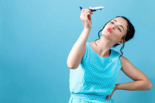 Giovane donna con giocattolo aeroplano viaggio tema — Foto Stock