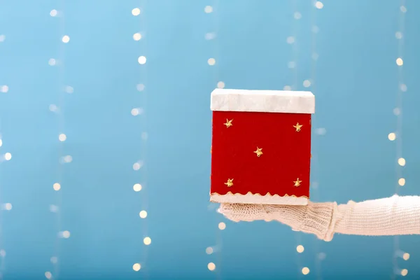 Person som innehar en jul presentbox — Stockfoto