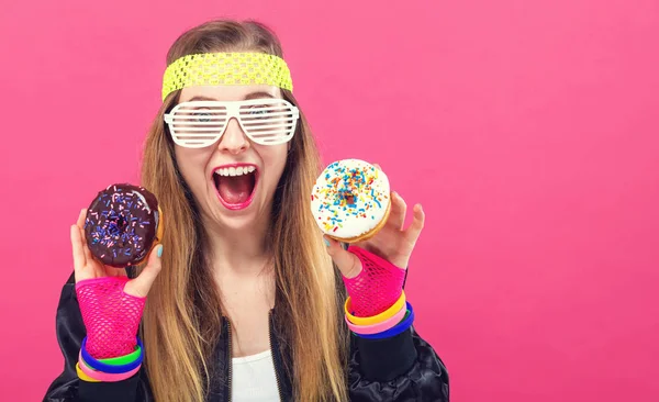 Woman in 1980s fashion holding donuts — Stock Photo, Image