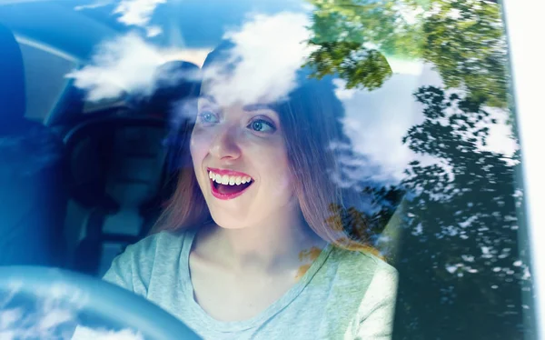 Jovem feliz em um carro novo — Fotografia de Stock