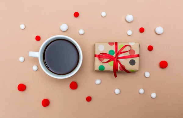Caja Regalo Navidad Con Taza Café Sobre Fondo Papel Marrón —  Fotos de Stock