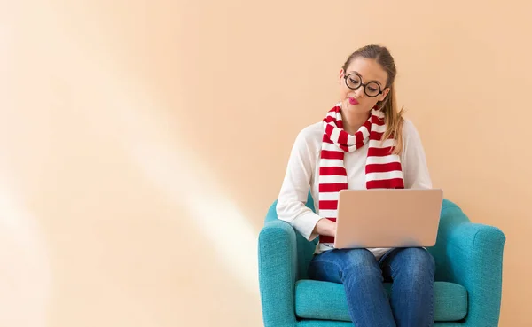 Jeune femme avec un ordinateur portable — Photo