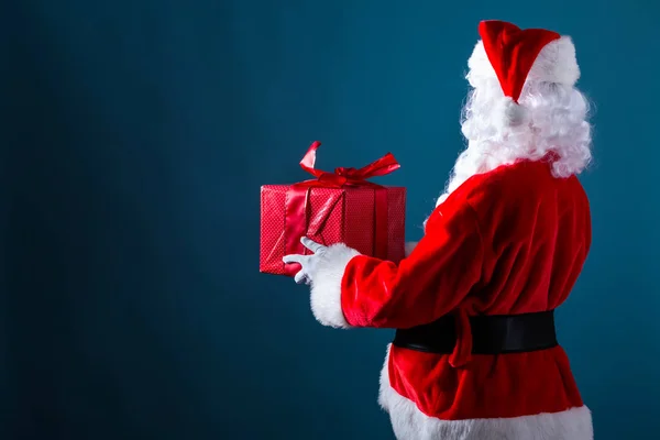 Santa bedrijf een gift van Kerstmis — Stockfoto