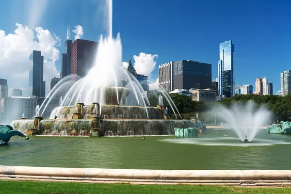 喷泉对芝加哥市中心天际线 — 图库照片