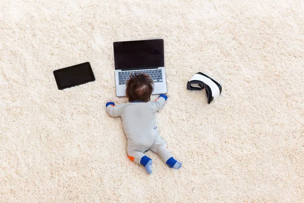 Pequeño niño con artilugios tecnológicos — Foto de Stock