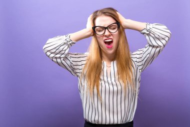 Genç kadın kendini stresli hissediyor