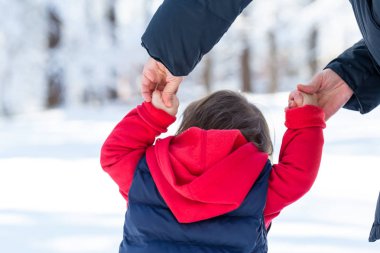 Karda oynarken yürümeye başlayan çocuk