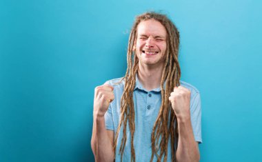 Sağlam bir arka plan üzerinde başarılı genç adam