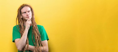 Düşünceli bir poz genç adam