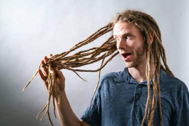Adam Saçına bakarak dreadlocks ile