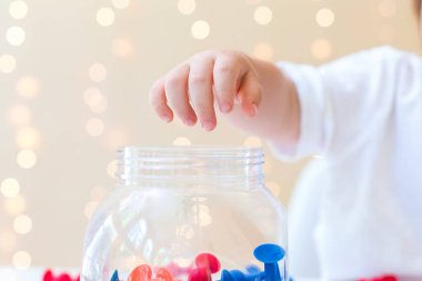 Onun oyuncakları ile oynarken yürümeye başlayan çocuk