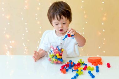 Onun oyuncakları ile oynarken mutlu yürümeye başlayan çocuk