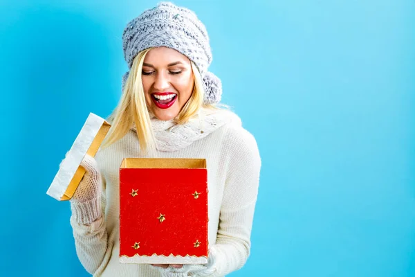 Lycklig Ung Kvinna Öppnar Julklapp Låda — Stockfoto