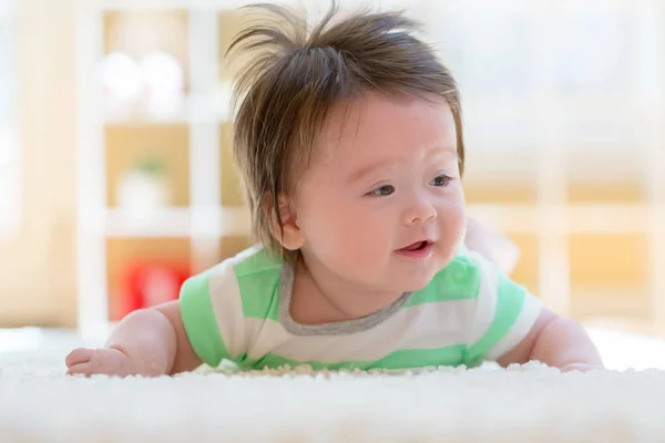 Happy baby boy w pozycji leżącej — Zdjęcie stockowe