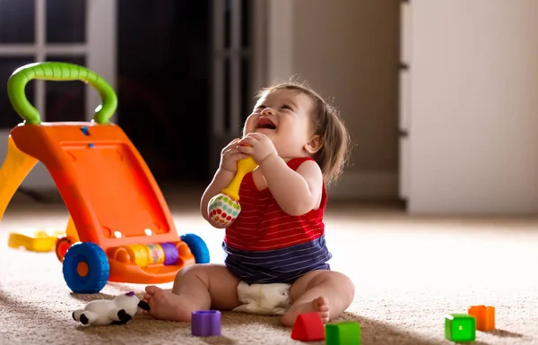 Onun oyuncakları ile oynarken mutlu çocuk — Stok fotoğraf