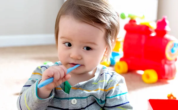 Menino de criança escovando os dentes — Fotografia de Stock