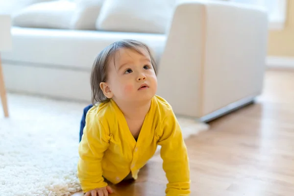 Toddler pojke i hans hus — Stockfoto