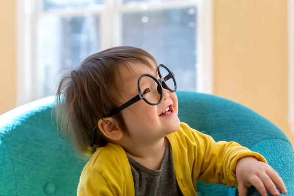 Toddler pojke spelar i hans hus — Stockfoto