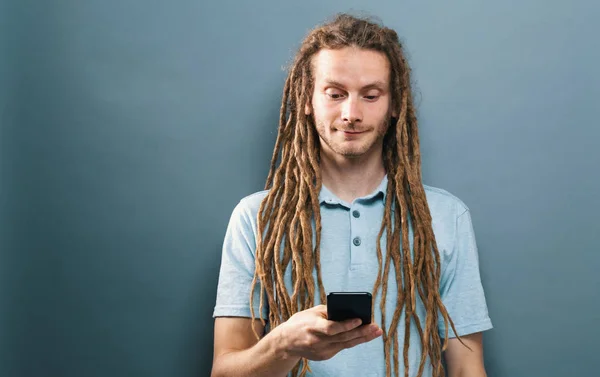 Hombre feliz mirando su celular — Foto de Stock