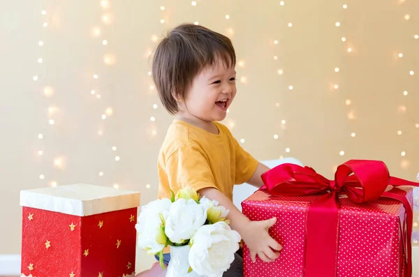 Joyeux garçon tout-petit avec cadeaux de Noël — Photo