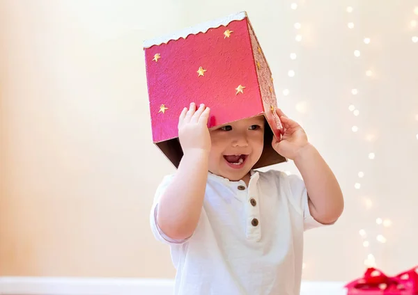 Joyeux garçon tout-petit avec cadeaux de Noël — Photo