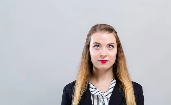 Jonge vrouw op zoek naar boven — Stockfoto