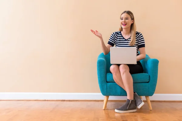 Giovane donna con un computer portatile — Foto Stock