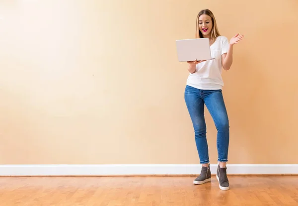 Mujer joven con un ordenador portátil —  Fotos de Stock