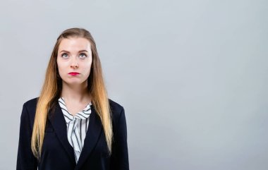 yukarı doğru arayan genç bir kadın