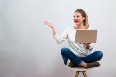 Dizüstü bilgisayar kullanan sürpriz genç kadın