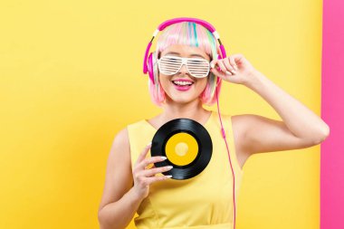 Bir vinil kayıt tutan bir peruk kadında
