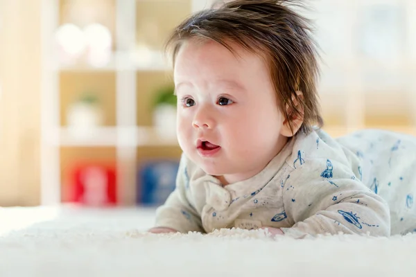 Happy baby boy w pozycji leżącej — Zdjęcie stockowe