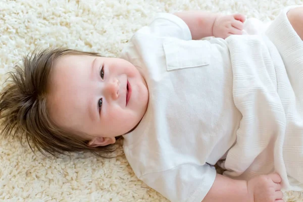 Niño feliz con sus padres — Foto de Stock