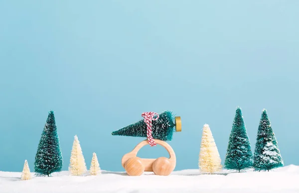 Miniatur Holzauto Mit Weihnachtsbaum Auf Blauem Hintergrund — Stockfoto