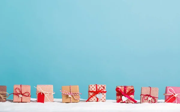 Vánoční dárkové krabice v zasněžené krajině — Stock fotografie