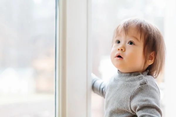 Toddler pojke i dörröppningen — Stockfoto