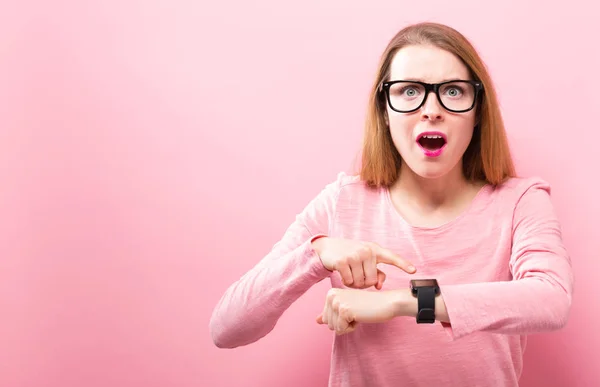 Ung kvinna med en smart klocka — Stockfoto