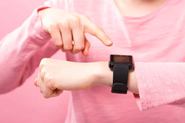 Young woman with a smart watch — Stock Photo, Image