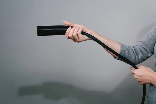 Jeune femme avec un chargeur de véhicule électrique — Photo