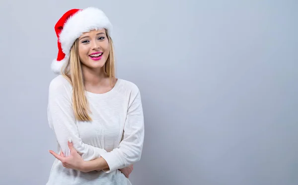 Femme heureuse avec un chapeau de Père Noël — Photo