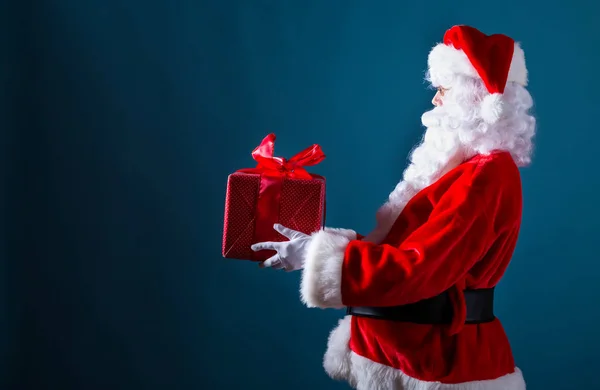 Noel Baba Noel hediyesi holding — Stok fotoğraf