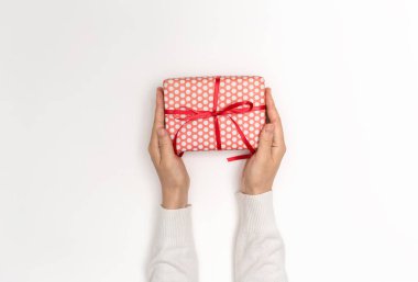 Noel hediye kutusu tutan kişi