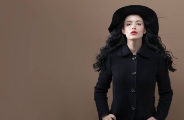 Güzel genç kadın şık bir ceket