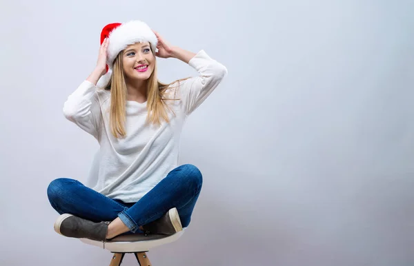 Femme heureuse avec un chapeau de Père Noël — Photo