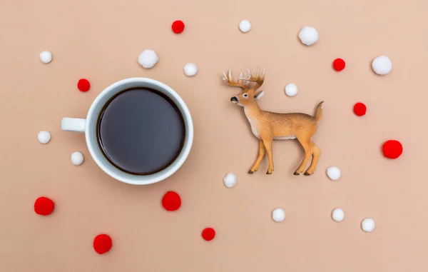 Filiżanka kawy z pingwiny z Madagaskaru na brązowy papier — Zdjęcie stockowe