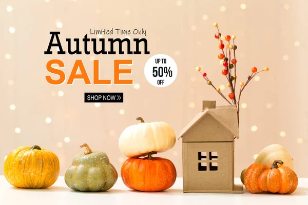 Höstens försäljning tema meddelande med pumpor med ett hus — Stockfoto