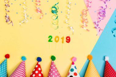 2019 parti tema ile şapka ve flamalar